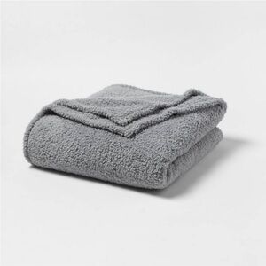 ROOM ESSENTIALS NWT faux shearling bed blanket -gray -twin
